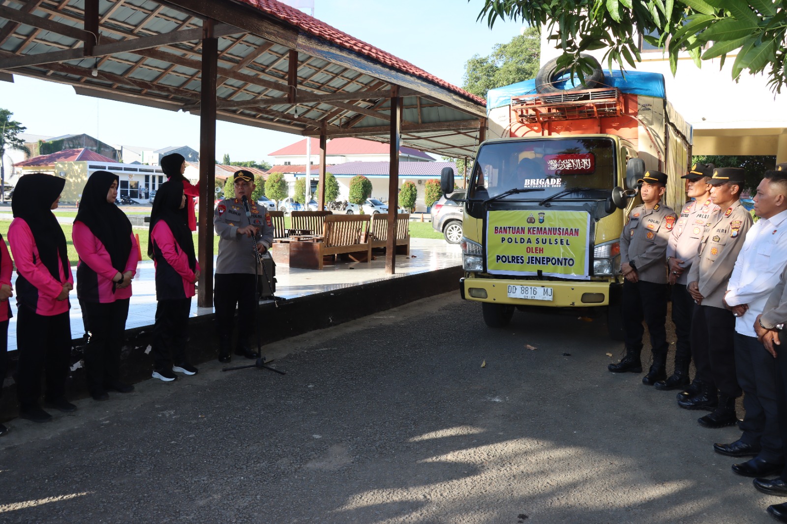 Polres Jeneponto Kirim Bantuan Sembako Ke Korban Banjir Di Luwu Sidrap