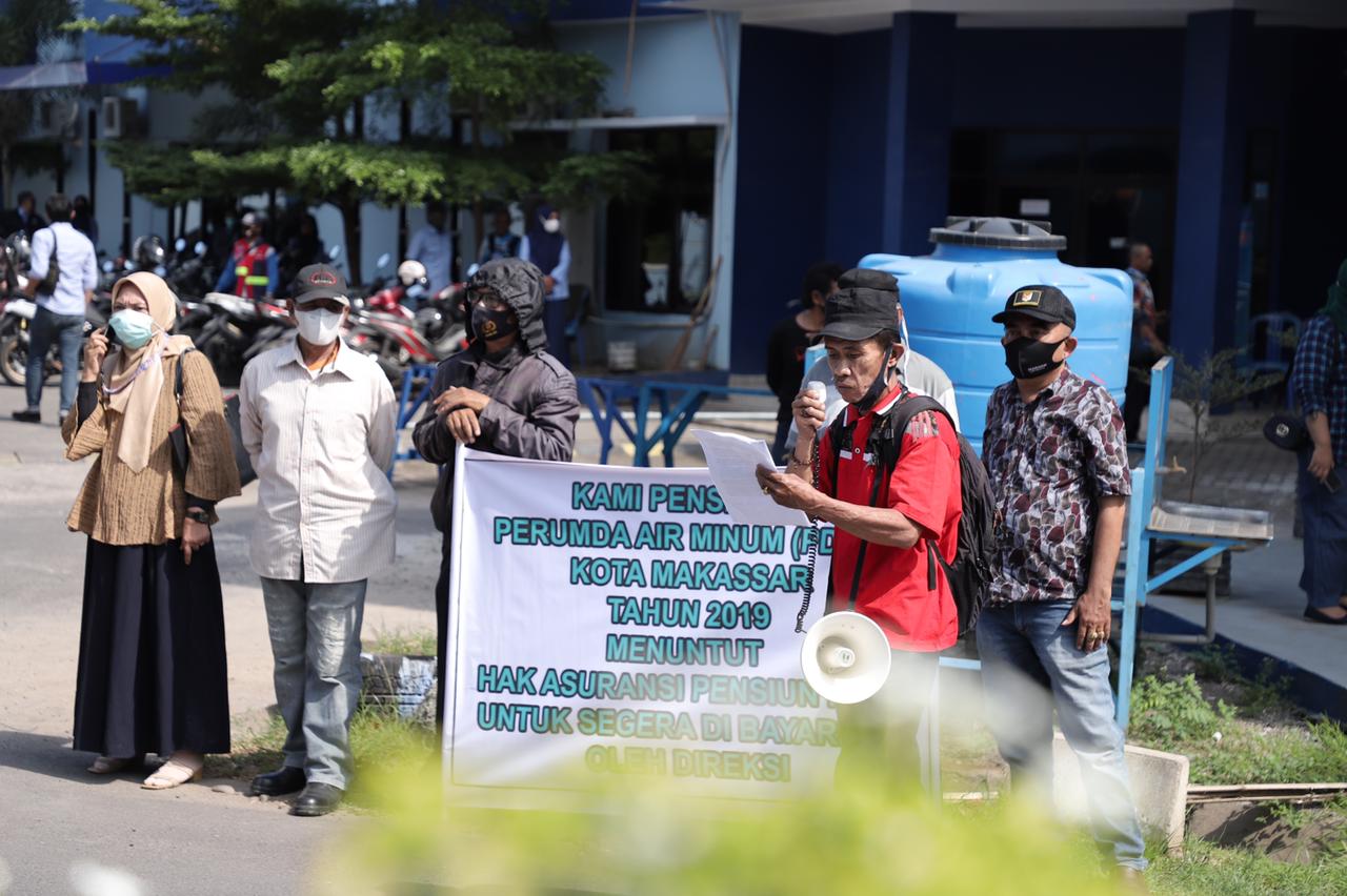 Pensiunan Perumda Air Minum Kota Makassar Demonstrasi Tuntut Gaji